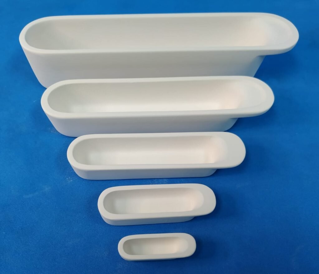 navículas em alumina 99.9%, em alumina 96% e em mulita-zircônia